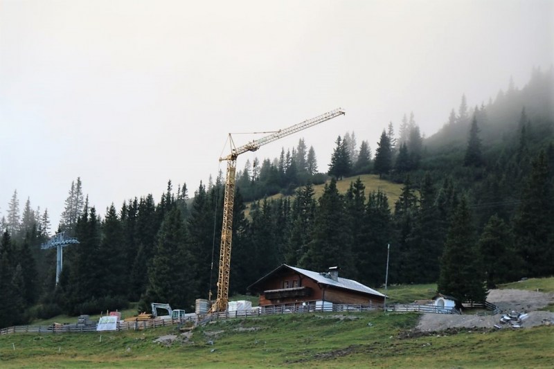 Baubeginn Hochfeldernalm – die alte Almhütte in Trauer