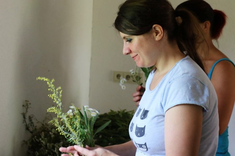 Landfrauen binden Kräuterbüschl zu Maria Himmelfahrt