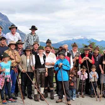 Im Kreise der Hirten, ihrer Familien und einer Handvoll Gästen feierten die Bauern aus Obermieming ihr „kleines Almfest“. (Foto: Knut Kuckel)