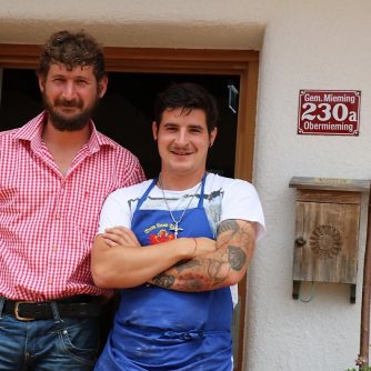 Martin Reich und Fabio Riml sind die neuen Alm- und Hüttenwirte auf der Hochfeldern Alm. (Foto: Knut Kuckel)