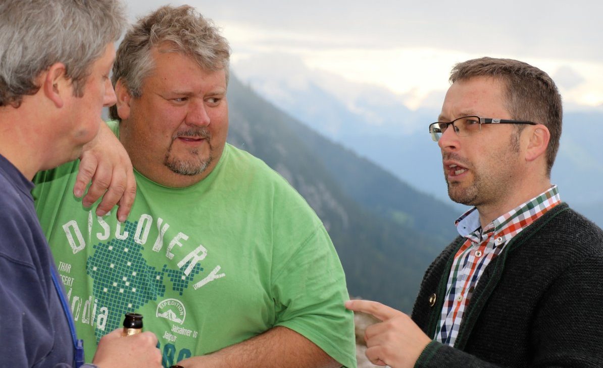 Fußbodenverleger Frank und Stefan aus Thüringen im Gespräch mit Martin Kapeller. (Foto: Knut Kuckel)