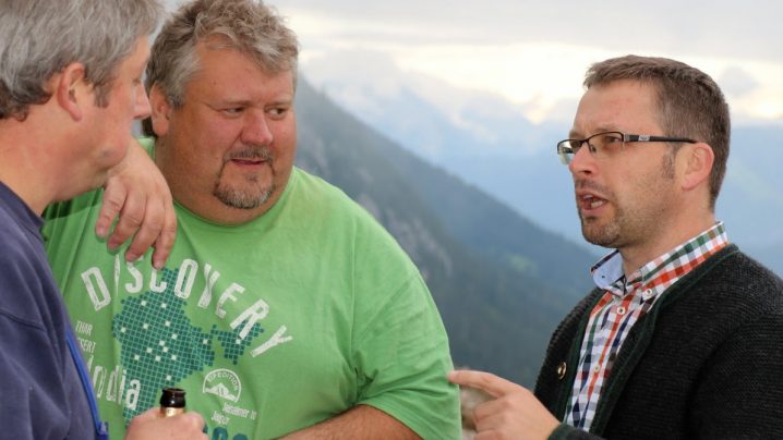 Fußbodenverleger Frank und Stefan aus Thüringen im Gespräch mit Martin Kapeller. (Foto: Knut Kuckel)
