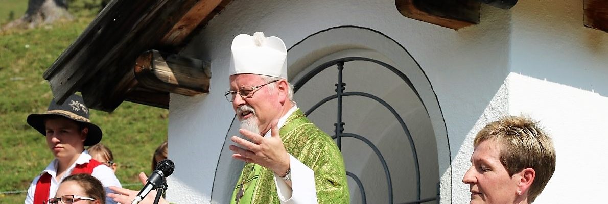 „Das ist meine erste Almmesse hier heroben“, sagte Abt German Erd vom Zisterzienser-Stift in Stams. (Foto: Knut Kuckel)