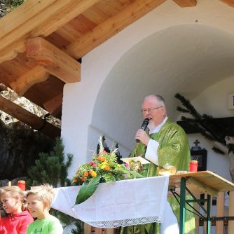 Der Stamser Abt German Erd auf der Marienbergalm: "Wir müssen wieder lernen, miteinander zu reden.“ (Foto: Knut Kuckel)