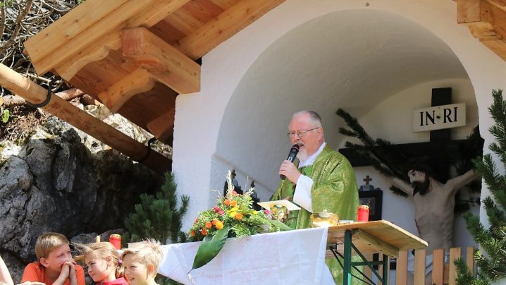 Der Stamser Abt German Erd auf der Marienbergalm: "Wir müssen wieder lernen, miteinander zu reden.“ (Foto: Knut Kuckel)