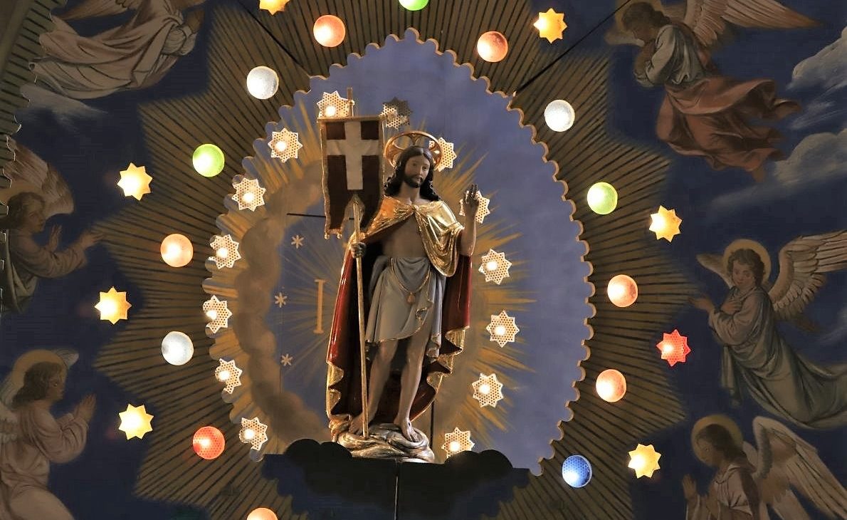 Der auferstandene Christus, mit Siegesfahne, wurde 2015 von Markus Kniepeiß aufwendig restauriert. (Foto: Knut Kuckel)