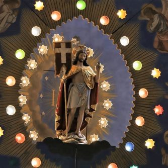 Der auferstandene Christus, mit Siegesfahne, wurde 2015 von Markus Kniepeiß aufwendig restauriert. (Foto: Knut Kuckel)