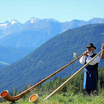 Ungewöhnlich für Tirol - Alphornbläser beim Bergfest auf der Marienberg Alm. (Foto: Knut Kuckel)