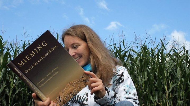 Ingeborg Schmid liest in ihrem Mieming-Buch. (Foto: Knut Kuckel)
